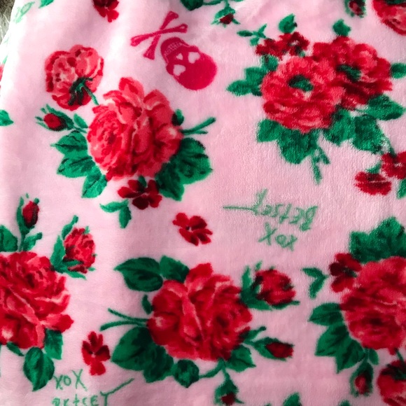 Betsey Johnson Pink Roses Bouquet Skulls Throw - Picture 8 of 8
